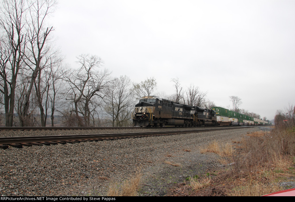 NS 4599 and 1083 take train 25P west